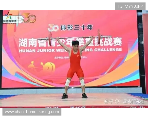 举重俱乐部完善青少年训练的阶段性评估与家校通报，青少年举重队